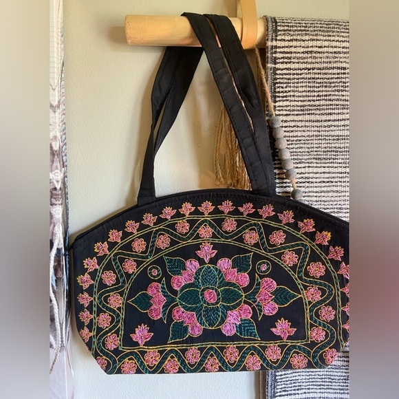 Vintage Handbags - 🔴Vintage Embroidered Handbag